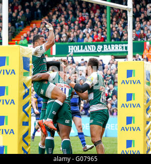 Welford Road, Leicester, UK. Apr 30, 2016. Aviva Premiership Leicester Tigers contre Worcester Warriors. L'ailier Vereniki Goneva tigres et des membres de l'équipe fête marquant le premier essai. Il a maintenant note au cours des sept matchs. Credit : Action Plus Sport/Alamy Live News Banque D'Images