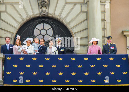 Stockholm, Suède. Apr 30, 2016. La famille royale suédoise salue les sympathisants au Palais Royal de Stockholm au cours de la fête du Roi Carl Gustaf's 70e anniversaire à Stockholm, capitale de la Suède, le 30 avril 2016. Credit : Wei Xuechao/Xinhua/Alamy Live News Banque D'Images