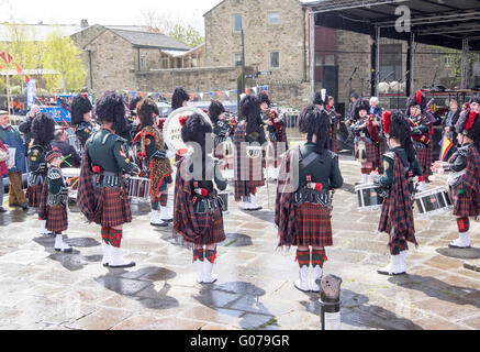 Skipton,Yorkshire,UK. 30 avril 2016. Malgré l'évolution du climat, qui a vu le soleil, la grêle, le grésil et de la pluie dans l'espace d'une heure. L'Accrington Pipe Band effectuer lors de l'assemblée annuelle du festival de la voie navigable. Crédit : Neil Porter / Alamy Live News Banque D'Images