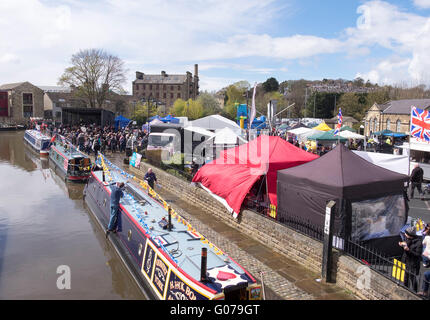 Skipton,Yorkshire,UK. 30 avril 2016. Malgré l'évolution du climat, qui a vu le soleil, la grêle, le grésil et de la pluie dans l'espace d'une heure. Les gens font encore mieux pour la voie navigable pour skipton annuel festival. Crédit : Neil Porter / Alamy Live News Banque D'Images