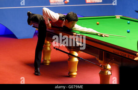 Sheffield. Apr 30, 2016. Ding Junhui de la concurrence de la Chine au cours de la quatrième session de la demi-finale contre Alan McManus d'Écosse à la World Snooker Championship 2016 au théâtre Crucible à Sheffield, en Angleterre, le 30 avril 2016. Credit : Han Yan/Xinhua/Alamy Live News Banque D'Images