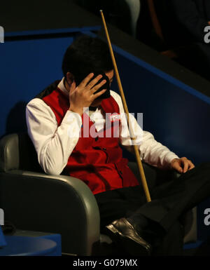 Sheffield. Apr 30, 2016. Ding Junhui de Chine réagit au cours de la quatrième session de la demi-finale contre Alan McManus d'Écosse à la World Snooker Championship 2016 au théâtre Crucible à Sheffield, en Angleterre, le 30 avril 2016. Credit : Han Yan/Xinhua/Alamy Live News Banque D'Images