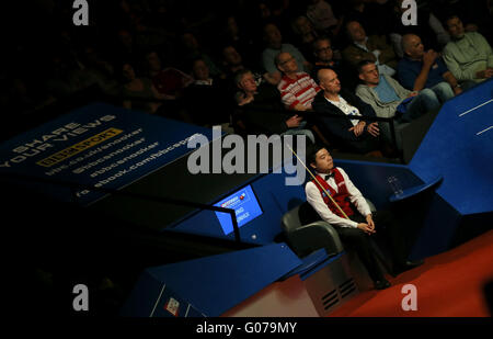 Sheffield. Apr 30, 2016. Ding Junhui de Chine réagit au cours de la quatrième session de la demi-finale contre Alan McManus d'Écosse à la World Snooker Championship 2016 au théâtre Crucible à Sheffield, en Angleterre, le 30 avril 2016. Credit : Han Yan/Xinhua/Alamy Live News Banque D'Images