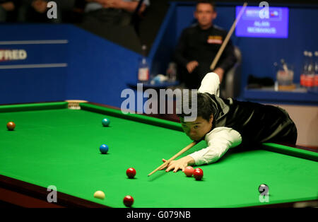 Sheffield. Apr 30, 2016. Ding Junhui de la concurrence de la Chine au cours de la quatrième session de la demi-finale contre Alan McManus d'Écosse à la World Snooker Championship 2016 au théâtre Crucible à Sheffield, en Angleterre, le 30 avril 2016. Credit : Han Yan/Xinhua/Alamy Live News Banque D'Images