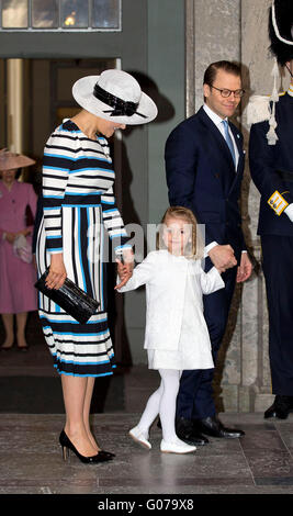 Stockholm, Suède. Apr 30, 2016. Stockholm, 30-04-2016 Prince Daniel, la princesse héritière Victoria et la princesse Estelle durant la célébration du Roi Carl Gustaf's 70e anniversaire. Pre/Albert Nieboer/Pays-Bas OUT - PAS DE SERVICE DE FIL- dpa : Crédit photo alliance/Alamy Live News Banque D'Images