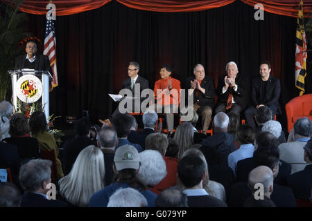 College Park, Maryland, USA. Apr 30, 2016. Jayanth Banavar, Doyen du Collège d'Informatique, Mathématiques et sciences naturelles, s'exprimant lors de la cérémonie d inauguration Centre Brendan Iribe tenu dans le Lot GG1, futur site de l'édifice, à l'Université du Maryland à College Park, MD. Vu assis sur scène sont Vice président des Relations universitaires Peter Weiler, président de l'Université du Maryland Wallace Loh, Gouverneur du Maryland Maryland Larry Hogan, président du Sénat Thomas ''Mike'' Miller, Jr., et Brendan Iribe, cofondateur et PDG d'Oculus VR, Inc. © Evan Golub/ZUMA/Alamy Fil Live News Banque D'Images