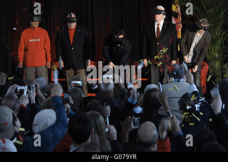 College Park, Maryland, USA. Apr 30, 2016. Brendan Iribe, cofondateur et PDG, Oculus VR, Inc., vu faisant semblant d'utiliser une pelle virtuelle tout en portant un casque Oculus pour la cérémonie officielle d'inauguration de la Brendan Iribe Centre. Vu portant également les casques d'Oculus Université du Maryland, le Président Wallace Loh, Gouverneur du Maryland Maryland Larry Hogan, président du Sénat Thomas ''Mike'' Miller, Jr., et co-fondateur et Architecte logiciel en chef d'Oculus VR Michael Antonov. La cérémonie a eu lieu dans le Lot GG1 le futur site de l'édifice de l'Université du Maryland. (Crédit Image : © Evan Gol Banque D'Images