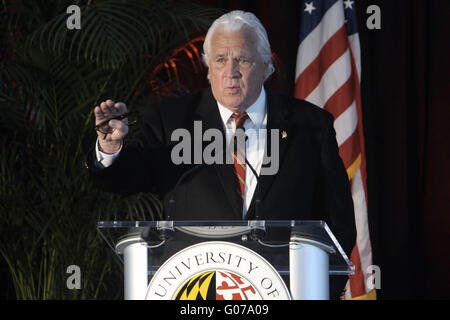 College Park, Maryland, USA. Apr 30, 2016. Président du Sénat du Maryland Thomas ''Mike'' Miller, Jr. s'exprimant lors de la cérémonie d inauguration Centre Brendan Iribe tenu dans le Lot GG1, futur site de l'édifice, à l'Université du Maryland à College Park, MD. © Evan Golub/ZUMA/Alamy Fil Live News Banque D'Images