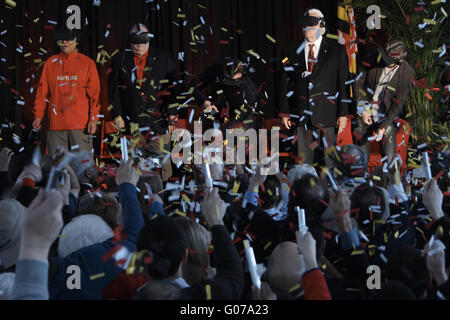 College Park, Maryland, USA. Apr 30, 2016. Brendan Iribe, cofondateur et PDG, Oculus VR, Inc., vu faisant semblant d'utiliser une pelle virtuelle tout en portant un casque Oculus comme confetti a été lancé à travers la pièce pour la cérémonie officielle d'inauguration de la Brendan Iribe Centre. Vu portant également les casques d'Oculus Université du Maryland, le Président Wallace Loh, Gouverneur du Maryland Maryland Larry Hogan, président du Sénat Thomas ''Mike'' Miller, Jr., et co-fondateur et Architecte logiciel en chef d'Oculus VR Michael Antonov. La cérémonie a eu lieu dans le Lot GG1 l'avenir de l'emplacement de l'immeuble à l'Universi Banque D'Images