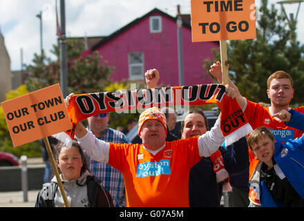 Oyston Out manifestation à Blackpool, Lancashire, Royaume-Uni avril 2016. Les fans manifestent à l'extérieur de Bloomfield Road FC. Des arrestations importantes ont été effectuées à Blackpool, des centaines de supporters du club de football ayant protesté devant le stade contre la poursuite de la propriété du club par la famille Oyston. Une forte présence policière utilisant des officiers montés avec le soutien de l'OSD a maintenu les manifestations de match de poteau séparées comme des fans de chantage déversés dans les centres de villégiature alms maisons. Banque D'Images