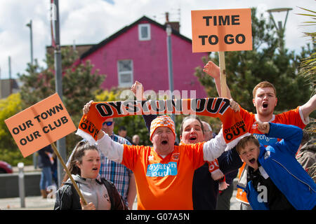 Oyston Out manifestation à Blackpool, Lancashire, Royaume-Uni avril 2016. Les fans manifestent à l'extérieur de Bloomfield Road FC. Des arrestations importantes ont été effectuées à Blackpool, des centaines de supporters du club de football ayant protesté devant le stade contre la poursuite de la propriété du club par la famille Oyston. Une forte présence policière utilisant des officiers montés avec le soutien de l'OSD a maintenu les manifestations de match de poteau séparées comme des fans de chantage déversés dans les centres de villégiature alms maisons. Banque D'Images