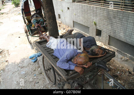 Dhaka, Bangladesh. 30 avril, 2016. Peuple bangladais dormir sur le rickshaw et van sous un arbre par une chaude journée d'été dans la capitale, Dhaka, le 30 avril, 2016. © Asad Rehman/Alamy Live News Banque D'Images