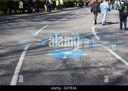 Le Château de Conisbrough, Doncaster, Angleterre 30 avril 2016 Inscription à la craie avec tour de Yorkshire dessiné le logo sur le crédit : Dan Cooke/Alamy Live News Banque D'Images