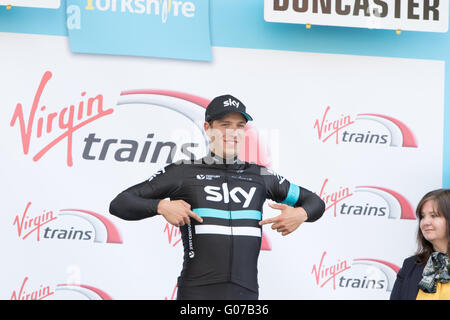 Doncaster, Angleterre 30 avril 2016 vainqueur de Danny van Poppel (NED) prend à la tribune pour recevoir ses gagnants Jersey Crédit : Dan Cooke/Alamy Live News Banque D'Images