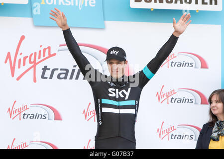 Doncaster, Angleterre 30 avril 2016 vainqueur de Danny van Poppel (NED) prend à la tribune pour recevoir ses gagnants Jersey Crédit : Dan Cooke/Alamy Live News Banque D'Images