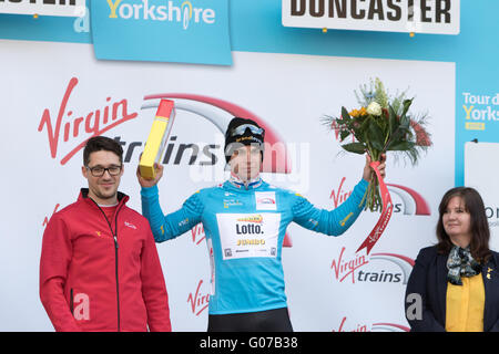 Doncaster, Angleterre 30 avril 2016 Groenewgen Dylan (NED) de l'équipe Lotto NL Jumbo qui a pris la victoire dans l'étape 1 reste globalement ontop après le stade 2 Crédit : Dan Cooke/Alamy Live News Banque D'Images