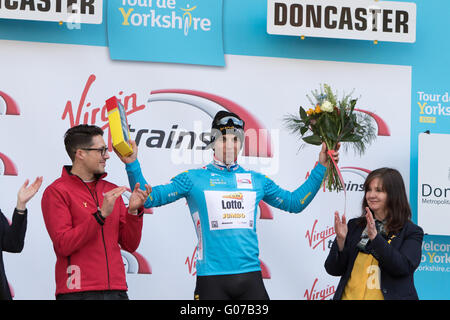 Doncaster, Angleterre 30 avril 2016 Groenewgen Dylan (NED) de l'équipe Lotto NL Jumbo qui a pris la victoire dans l'étape 1 reste globalement ontop après le stade 2 Crédit : Dan Cooke/Alamy Live News Banque D'Images