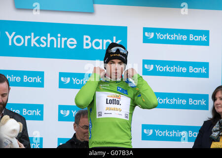 Doncaster, Angleterre 30 avril 2016 Groenewgen Dylan (NED) de l'équipe Lotto NL Jumbo qui a pris la victoire dans l'étape 1 reste globalement ontop après le stade 2 reçoit son deuxième Jersy du jour Crédit : Dan Cooke/Alamy Live News Banque D'Images