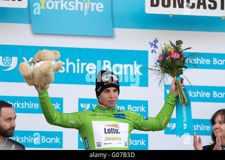 Doncaster, Angleterre 30 avril 2016 Groenewgen Dylan (NED) de l'équipe Lotto NL Jumbo qui a pris la victoire dans l'étape 1 reste globalement ontop après le stade 2 reçoit son deuxième Jersey de la jour Crédit : Dan Cooke/Alamy Live News Banque D'Images