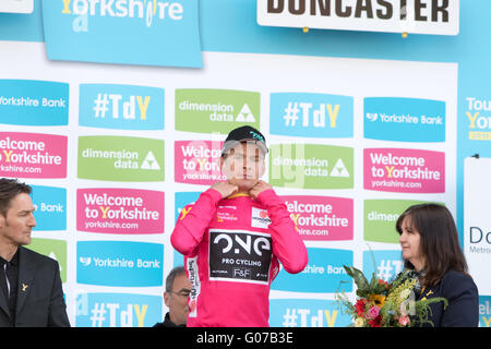 Doncaster, Angleterre 30 Avril 2016 Richard Hendley (GBR) d'un Pro Cycling reçoit le roi de la montagne Jersey après le stade 2 Crédit : Dan Cooke/Alamy Live News Banque D'Images