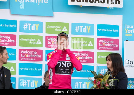 Doncaster, Angleterre 30 Avril 2016 Richard Hendley (GBR) d'un Pro Cycling reçoit le roi de la montagne Jersey après le stade 2 Crédit : Dan Cooke/Alamy Live News Banque D'Images