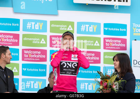 Doncaster, Angleterre 30 Avril 2016 Richard Hendley (GBR) d'un Pro Cycling reçoit le roi de la montagne Jersey après le stade 2 Crédit : Dan Cooke/Alamy Live News Banque D'Images