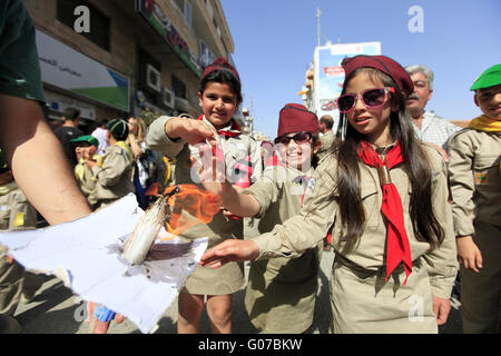 Ramallah, Cisjordanie, Palestine. 11e Août, 2014. Les rues bordées de Palestiniens de Ramallah pour regarder les scouts (kashaf en arabe) en mars le traditionnel défilé Sabt al-Nour, marquant l'arrivée de la feu sacré de l'église du Saint-Sépulcre à Jérusalem. Les chrétiens palestiniens de Cisjordanie sont de plus en plus incapables de remplir pèlerinage sur les lieux saints chrétiens à Jérusalem à Pâques ou Noël. © Eloïse Bollack/ZUMA/Alamy Fil Live News Banque D'Images