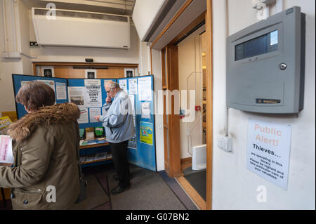 Londres, Royaume-Uni. 30 avril, 2016. Les militants à l'Upper Norwood Library contre la fin de ce service public vital de Lambeth la demande de renoncer à son plan destructeur de fermer dix bibliothèques. Les militants utilisent le message 'ne pas voler nos bibliothèques' et dans le hall de la bibliothèque est un avertissement 'Public Alerte ! Theives fonctionnent dans cette bibliothèque'.. Peter Marshall/Alamy Live News Banque D'Images