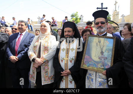 Ramallah, Cisjordanie, Palestine. 11e Août, 2014. Les rues bordées de Palestiniens de Ramallah pour regarder les scouts (kashaf en arabe) en mars le traditionnel défilé Sabt al-Nour, marquant l'arrivée de la feu sacré de l'église du Saint-Sépulcre à Jérusalem. Les chrétiens palestiniens de Cisjordanie sont de plus en plus incapables de remplir pèlerinage sur les lieux saints chrétiens à Jérusalem à Pâques ou Noël.Leila Ghannam, Gouverneur de Ramallah et al-Bireh Gouvernorat, prêtre et prêtre Elias Abdullah © Eloïse Bollack/ZUMA/Alamy Fil Live News Banque D'Images