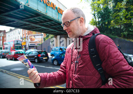 Le nord de Londres, 30 avril 2016 - Un passant lit le dépliant de la campagne. Les militants de la Grande-Bretagne en Europe plus forte dans le nord de Londres, Harringay. Credit : Dinendra Haria/Alamy Live News Banque D'Images