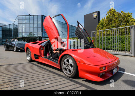 Sant'Agata Bolognese, en Italie. 30 avril, 2016. Lamborghini parade en face de l'usine Lamborghini de Sant'Agata Bolognese pour le 100e anniversaire Ferruccio Lamborghini Banque D'Images