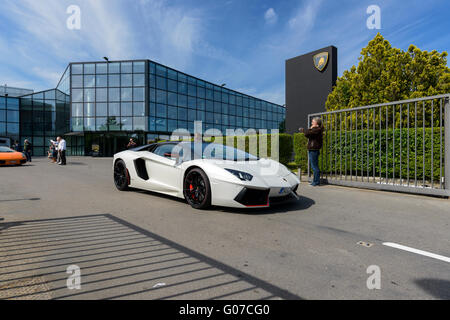 Sant'Agata Bolognese, en Italie. 30 avril, 2016. Lamborghini parade en face de l'usine Lamborghini de Sant'Agata Bolognese pour le 100e anniversaire Ferruccio Lamborghini Banque D'Images