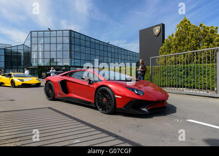 Sant'Agata Bolognese, en Italie. 30 avril, 2016. Lamborghini parade en face de l'usine Lamborghini de Sant'Agata Bolognese pour le 100e anniversaire Ferruccio Lamborghini Banque D'Images