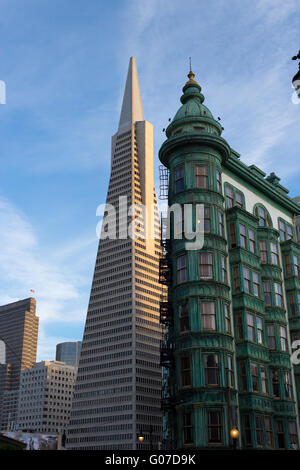 Icônes de San Francisco et la Transamerica Pyramid Building Columbus Banque D'Images