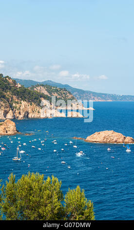 Vue d'oiseau sur les bateaux amarrés et yachts dans la baie de Tossa de Mar Banque D'Images