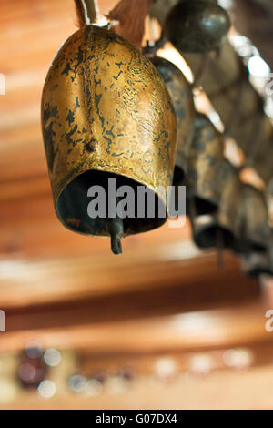 Vieux village rural bell. Vieux village de laiton cloche pour vaches. Photo est bon pour les régions rurales. Banque D'Images