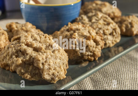 Biscuits faits maison dans la plaque et bol bleu Banque D'Images
