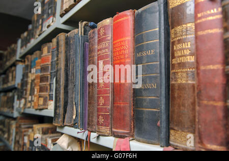 De vieux livres en rangées sur étagère Banque D'Images