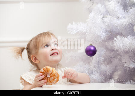 Closeup portrait of a cute little girl thinking Banque D'Images