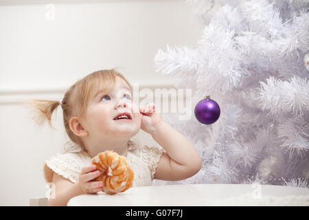 Closeup portrait of a cute little girl thinking Banque D'Images