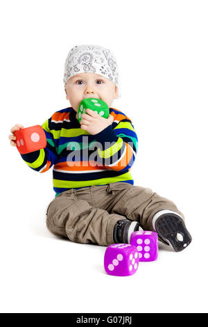 Enfant qui joue avec des jouets sur fond blanc. Banque D'Images