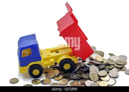 Camion jouet transporte des pièces. sur fond blanc Banque D'Images