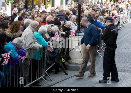 Garder la police veille sur la foule rassemblée pour voir la reine Elizabeth II à Windsor. 2016. Banque D'Images