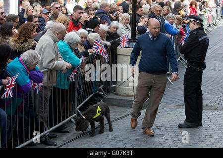 Garder la police veille sur la foule rassemblée pour voir la reine Elizabeth II à Windsor. 2016. Banque D'Images