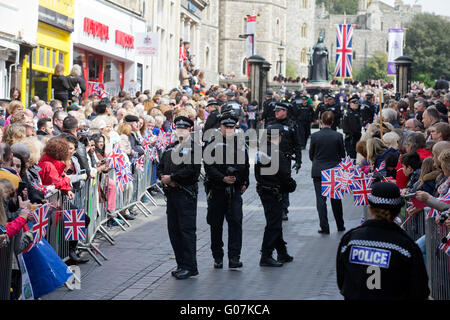 Garder la police veille sur la foule rassemblée pour voir la reine Elizabeth II à Windsor. 2016. Banque D'Images