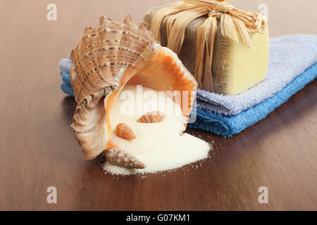 Accessoires de salle de bain - savon artisanal d'arrière-plan, serviette Banque D'Images