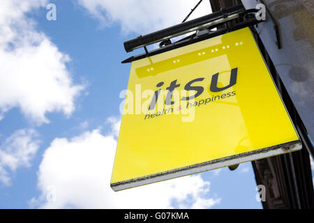 Signe de l'ITSU est considéré sur le Strand, au centre de Londres. Avril 2016. UK. Banque D'Images