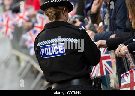 Garder la police veille sur la foule rassemblée pour voir la reine Elizabeth II à Windsor. 2016. Banque D'Images