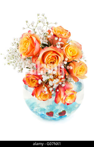 Magnifique bouquet de roses dans un vase rond en verre Banque D'Images