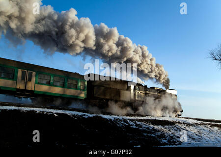 Train à vapeur d'époque que quelques bouffées dans la campagne du Banque D'Images